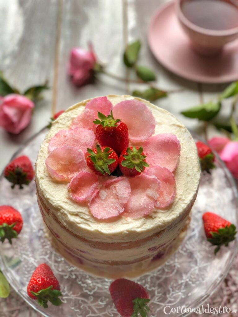 Molly cake con camy cream fragole e petali di rose