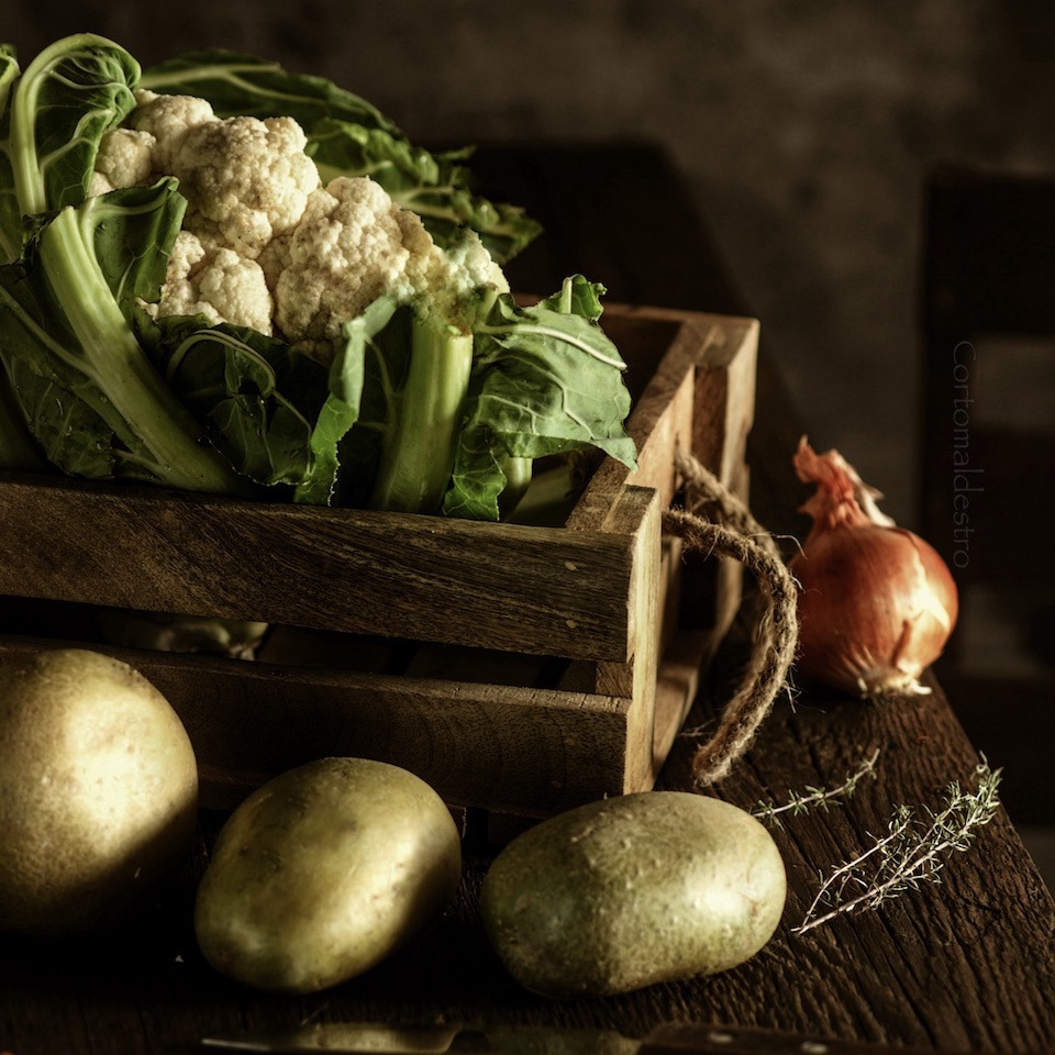 foto di cibo con verdure patate cavolfiore cipolle