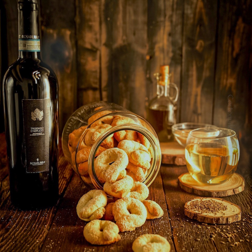 foto di food con vino e dolci