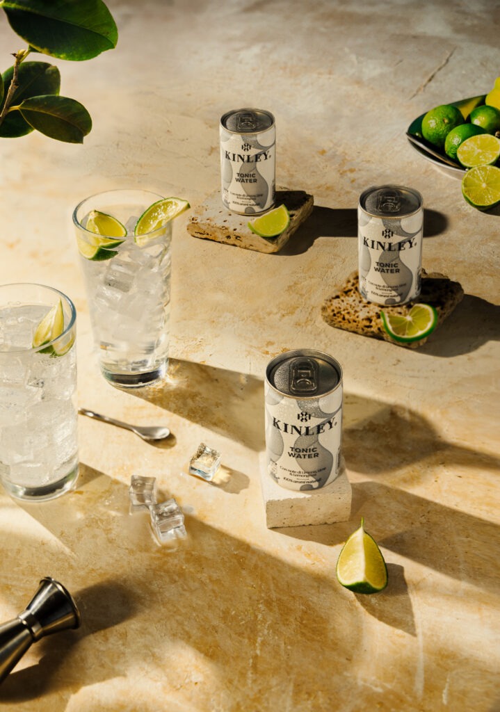 Fotografia di prodotto Kinley con bicchieri, ghiaccio e lime