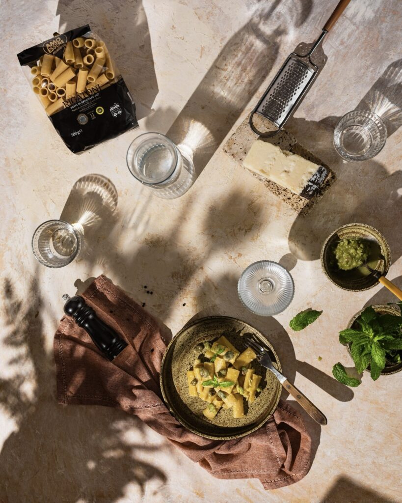 Piatto di pasta con prodotto Amo Essere ambientato su una tavola