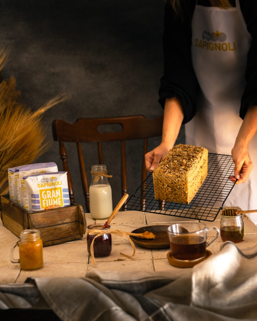 Pane e prodotti Molino Sapignoli in una scena di preparazione