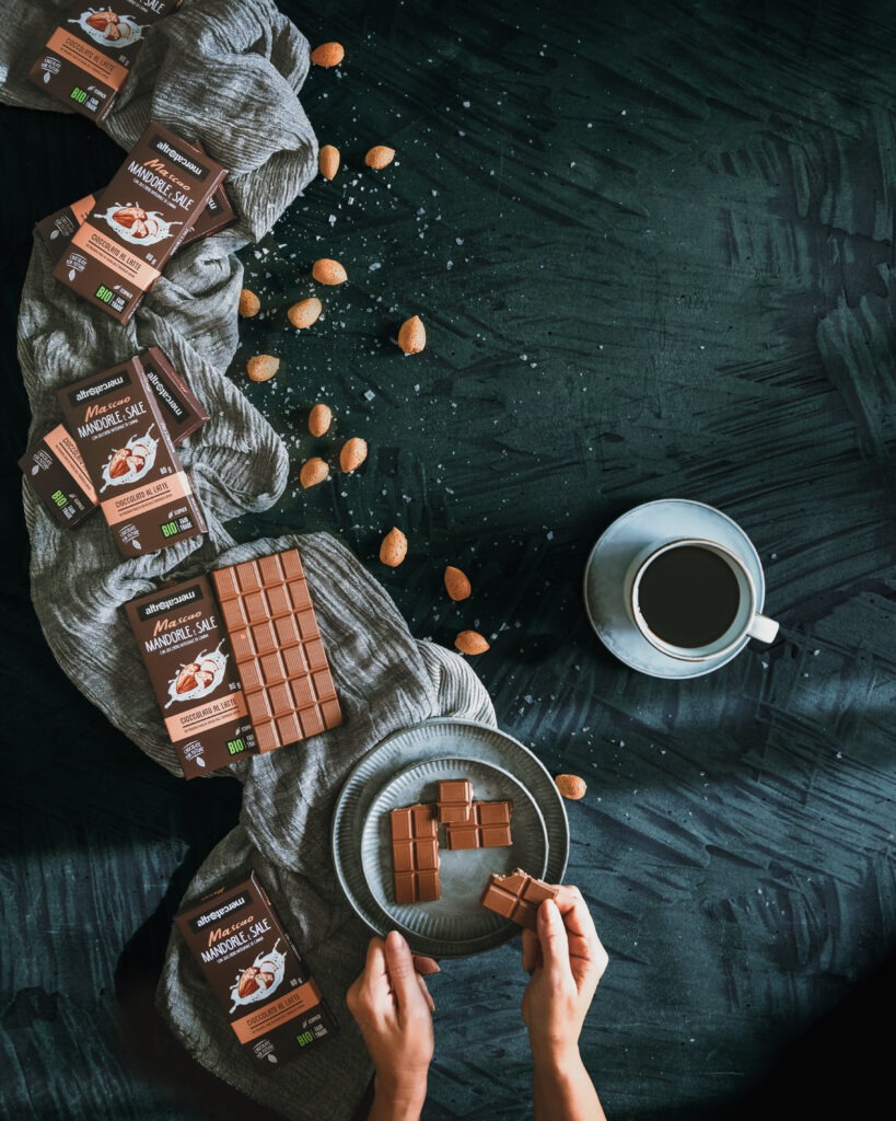 Cioccolato Altromercato fotografato in una composizione flat lay