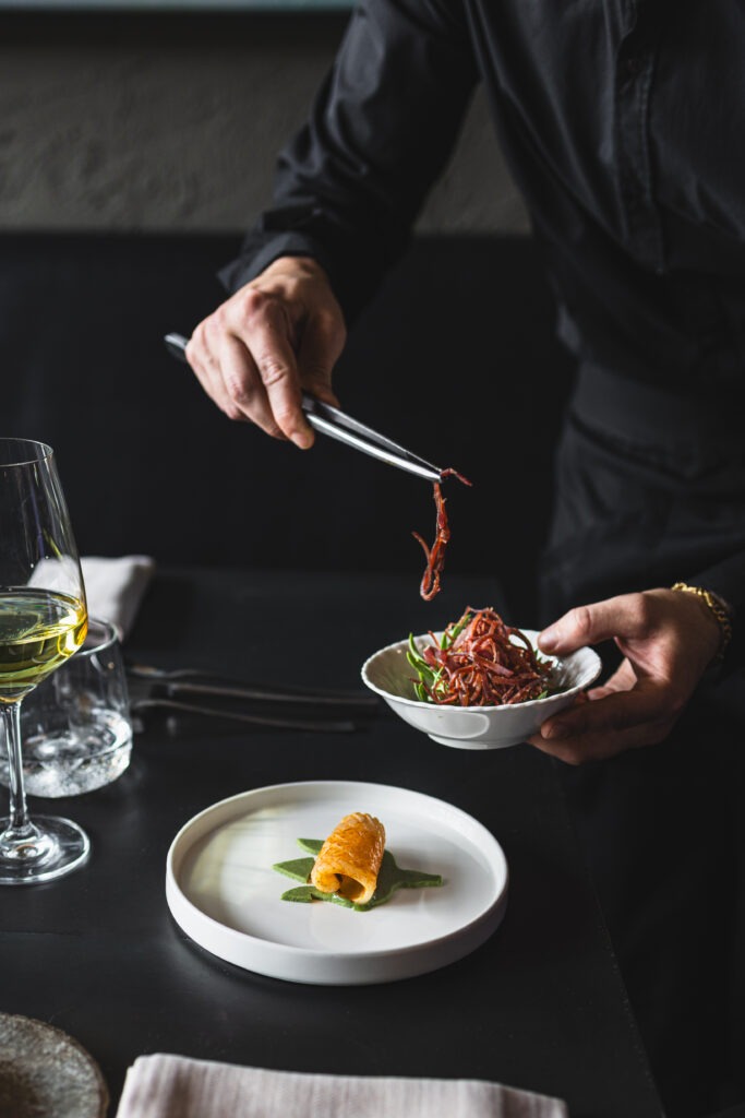 Chef durante l’impiattamento di un piatto